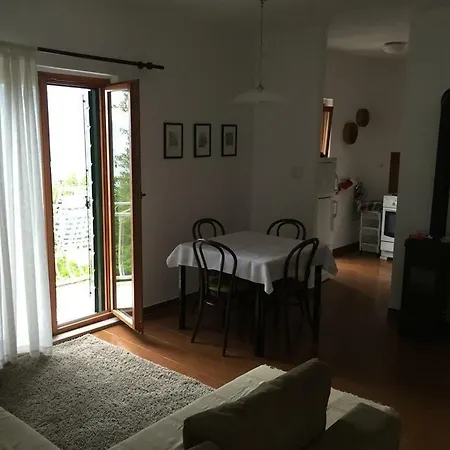 Holiday Lele - 50 M From Beach Nyaraló Splitska